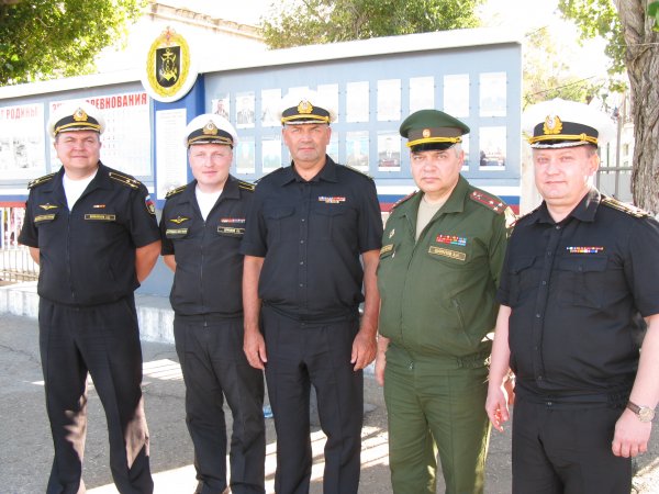 Начальник Черноморского высшего военно-морского училища имени адмирала П.С. Нахимова капитан 1 ранга Александр Гринкевич (в центре) Начальник Черноморского высшего военно-морского училища имени адмирала П.С. Нахимова капитан 1 ранга Александр Гринкевич (в центре)